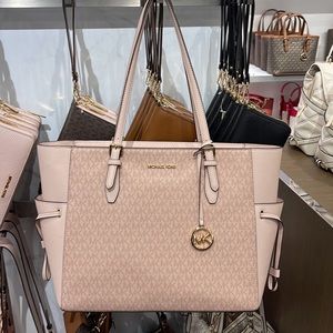 MICHAEL KORS GILLY LARGE DRAWSTRING TRAVEL TOTE SIGNATURE Ballet
NWT